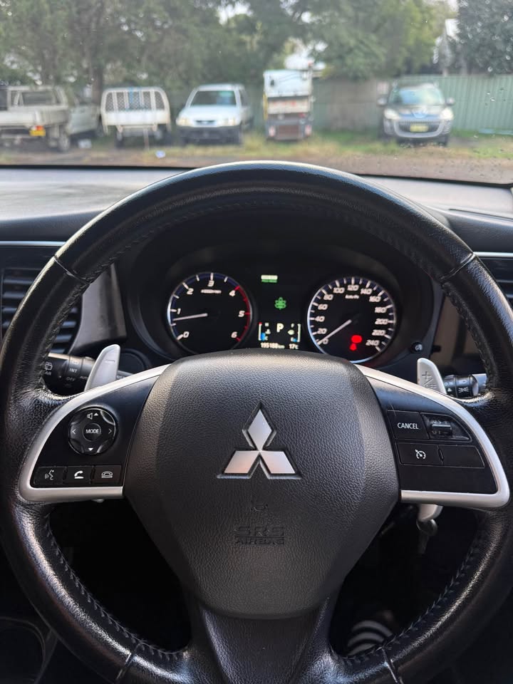 
								Mitsubishi Outlander 2014 full									